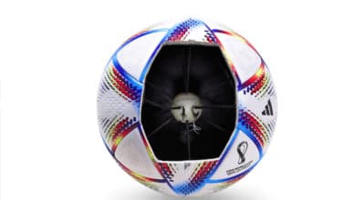 Ballon-de-football-puce-electronique---intelligence-artificielle