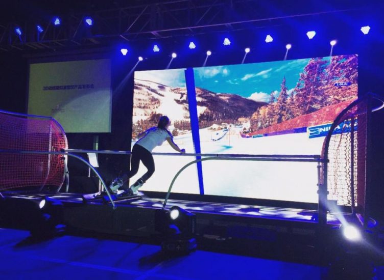 slalom géant avec le simulateur de ski devant l'écran panoramique skytechsport