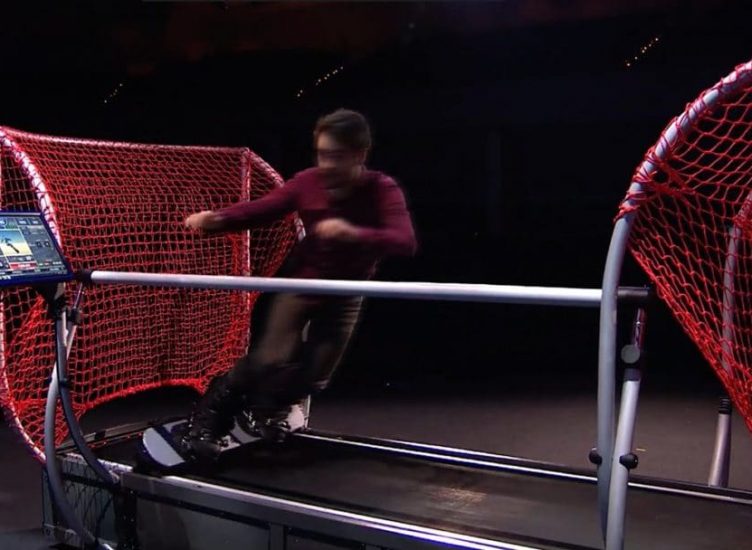 slalom géant avec le simulateur de ski et de snowboard devant l'écran panoramique skytechsport